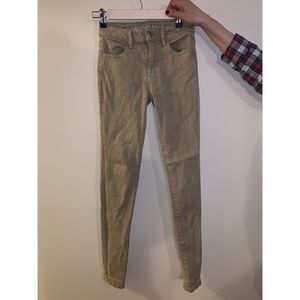 Khaki colored jean jeagging